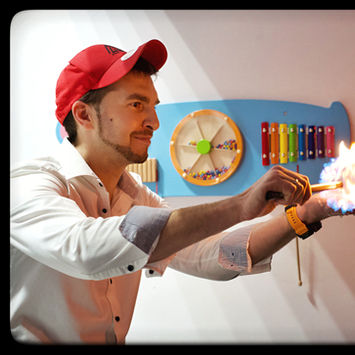 Wujek Lisek pokazuje sztuczkę z ogniem w Sali Zabaw POZYTYWKA