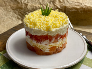 Салат с форелью, помидорами и сыром