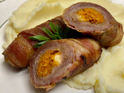 Мясные рулетики в беконе с корейской морковкой и сыром
