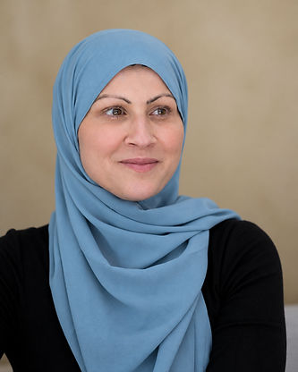 Smilende kvinde med blåt hijab og sort trøje