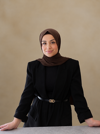 Smilende kvinde med brun hijab og sort blazer