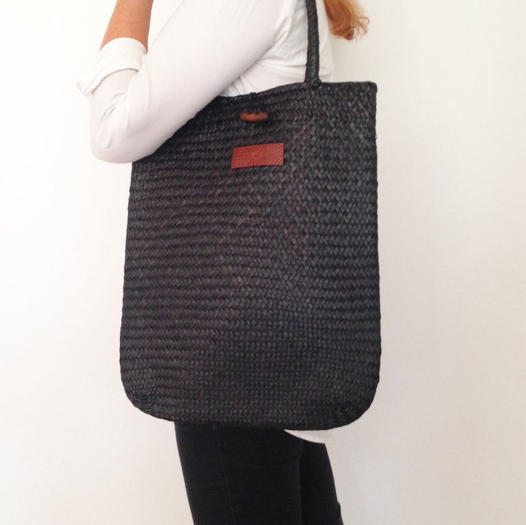 Miniature : Sac shopper noir en jonc de mer tressé porté sur l'épaule