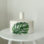 Vase blanc en céramique avec motif feuille de monstera - urban jungle