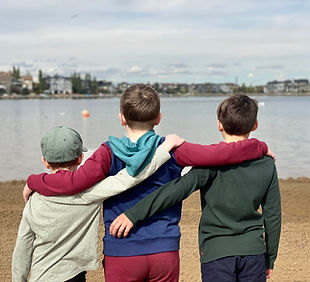 Students look at Auburn Bay lake