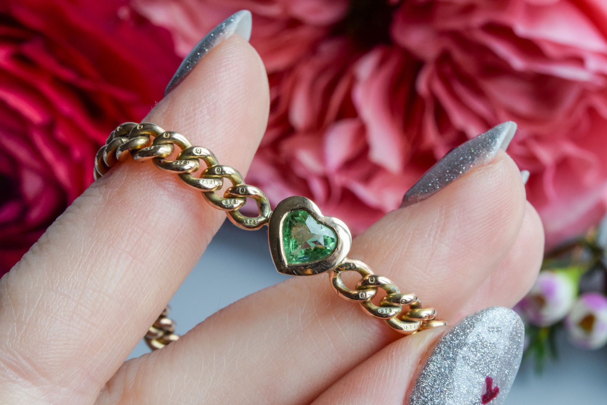 Antique Victorian curb bracelet 9 carat gold with tsavorite garnet heart