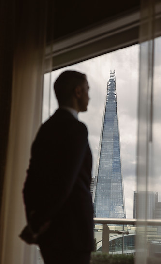 Stefan Schöning overlooking London, representing global UHNW household management expertise