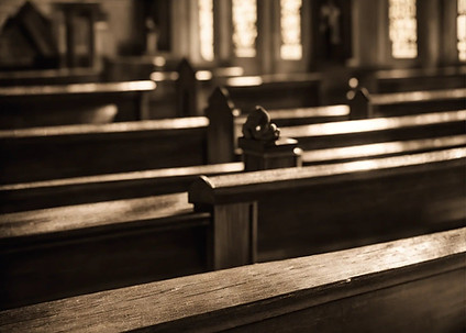 Bibel Kirche bettende Hände schwarz weiß.jpg