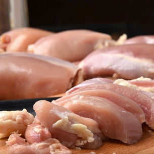 Vetado na Europa, frango com salmonela é revendido legalmente no Brasil