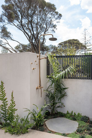 Outdoor shower Poolside in Cottesloe by Ascher Smith, landscape photography by Claire McFerran Gathering Light