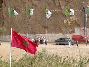 الجزائر تسلّم المغرب 60 حرّاڤًا مغربياً عبر معبر بري