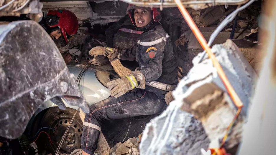 Près de 24 heures après le séisme meurtrier, les secours continuent de fouiller les décombres à la recherche de blessés. FADEL SENNA / AFP