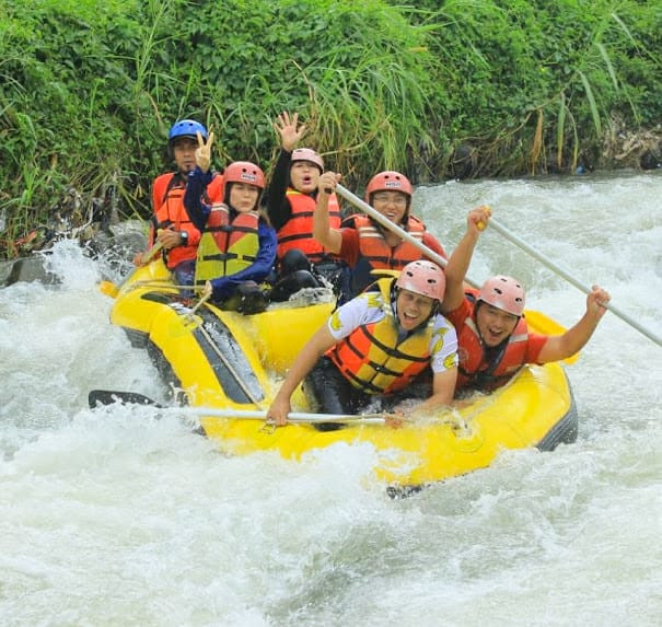 Keceriaan arung jeram beregu Citra Alam