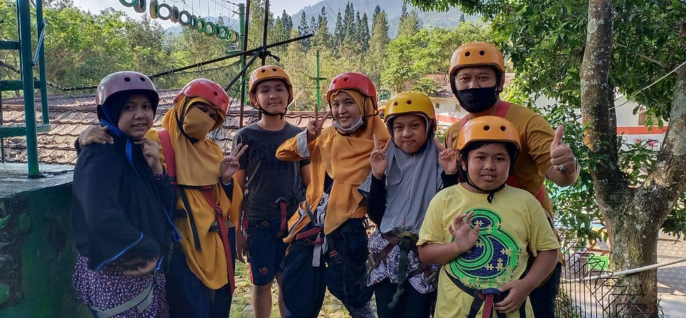 bermain flying fox dalam rekreasi alam