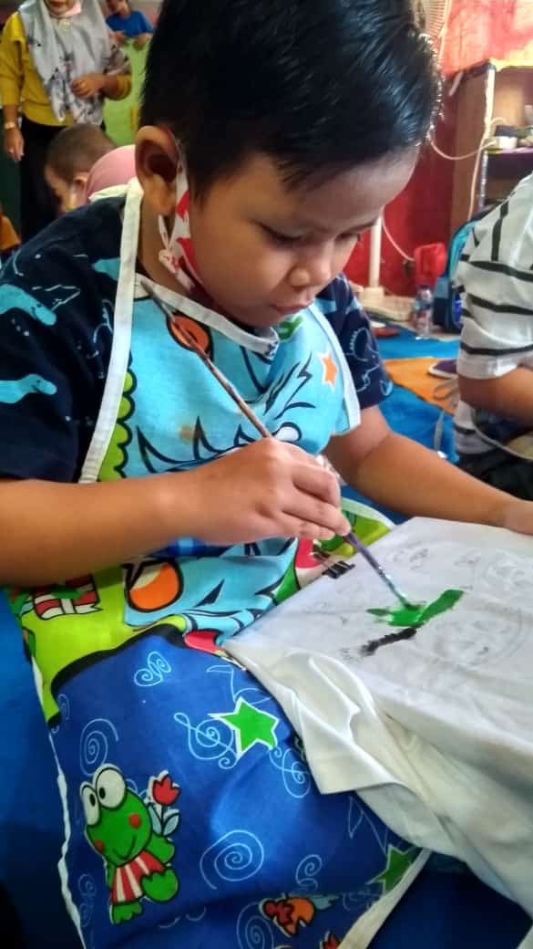 belajar mengguratkan warna melatih imajinasi anak
