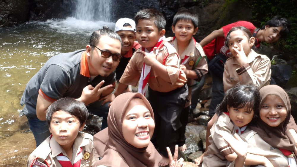 Kegiatan outdoor anak di curug cilember