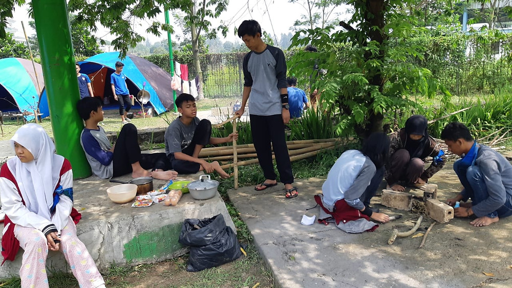 memasak bersama saat camping di citra alam riverside