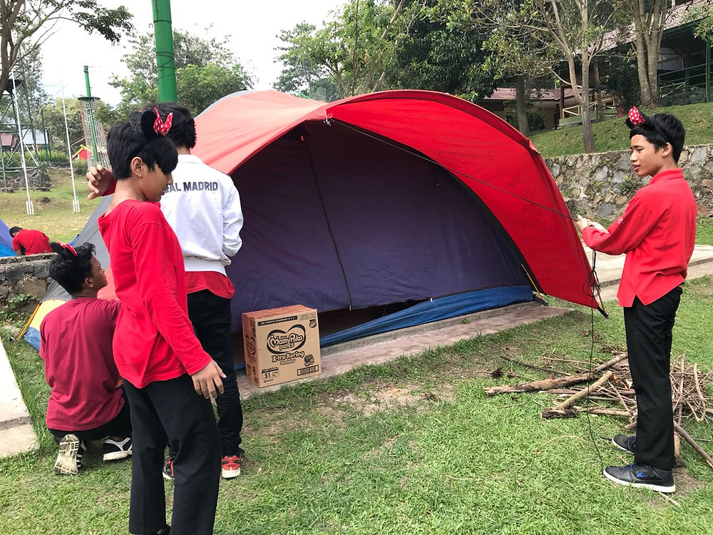 memasang tenda camping untuk kebersamaan