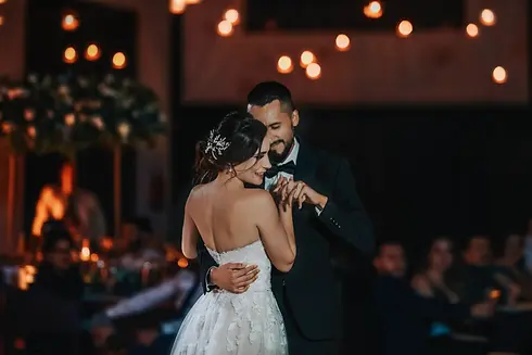 pareja de recien casados bailando su primer baile como esposos