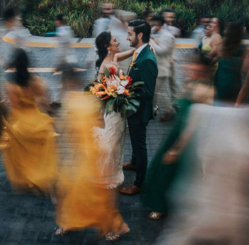 Pareja de novios inmóviles rodeados de invitados en movimiento, técnica de larga exposición en boda documental en México