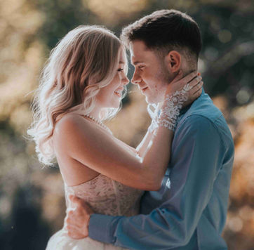 Sesión preboda de pareja joven en exteriores con luz natural dorada, fotografía documental en Guadalajara, Jalisco