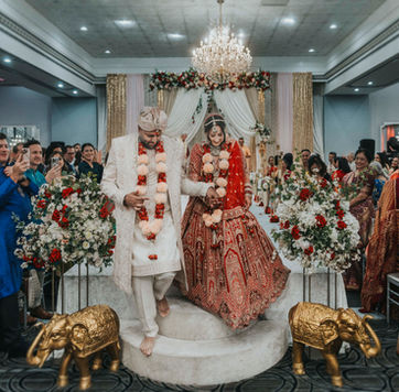 Pareja de novios descendiendo del altar durante ceremonia de boda hindú, rodeados de invitados y decoración tradicional, fotografía documental de boda por Christian Macías, fotógrafo de bodas en Guadalajara.
Siguiente cuando quieras.