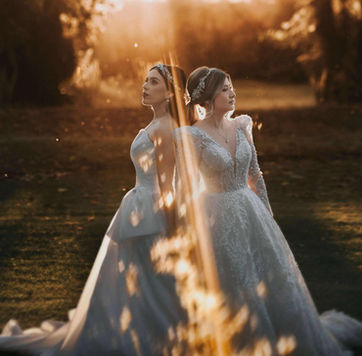 Dos novias espalda con espalda con luz dorada de atardecer en jardín, boda igualitaria fotografía documental en Jalisco
