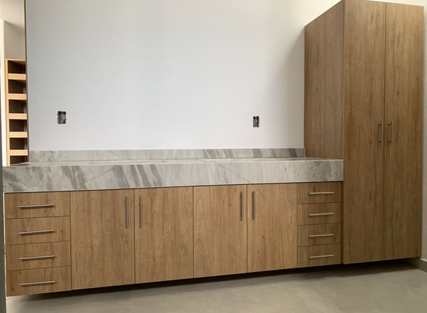 Mueble de baño con gabinete alto de madera