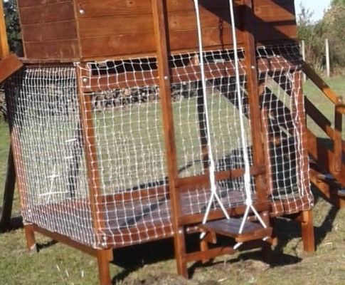 Casita con pasamano , hamacas y pelotero