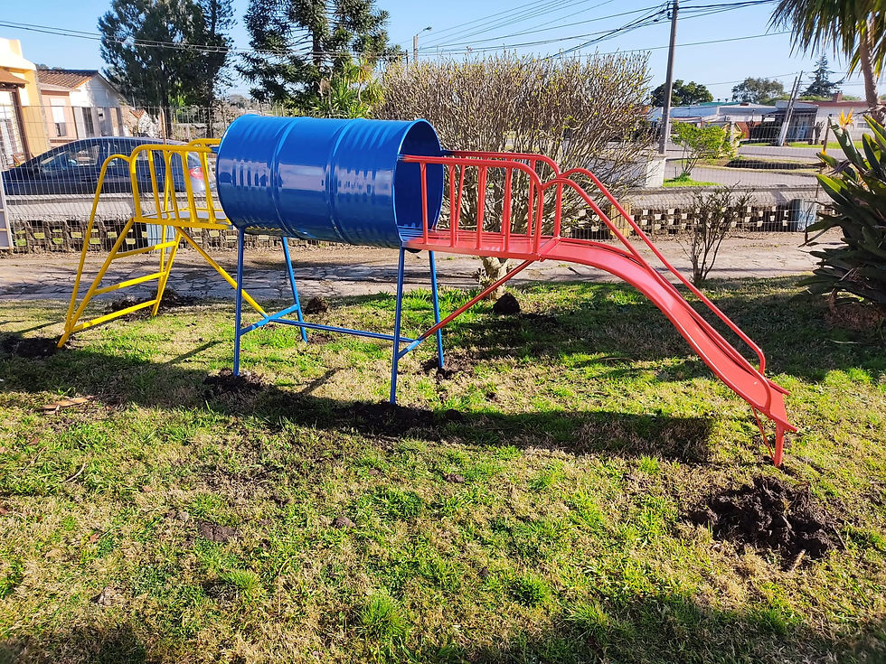 Miniatura: Tobogán con pasarela en hierro