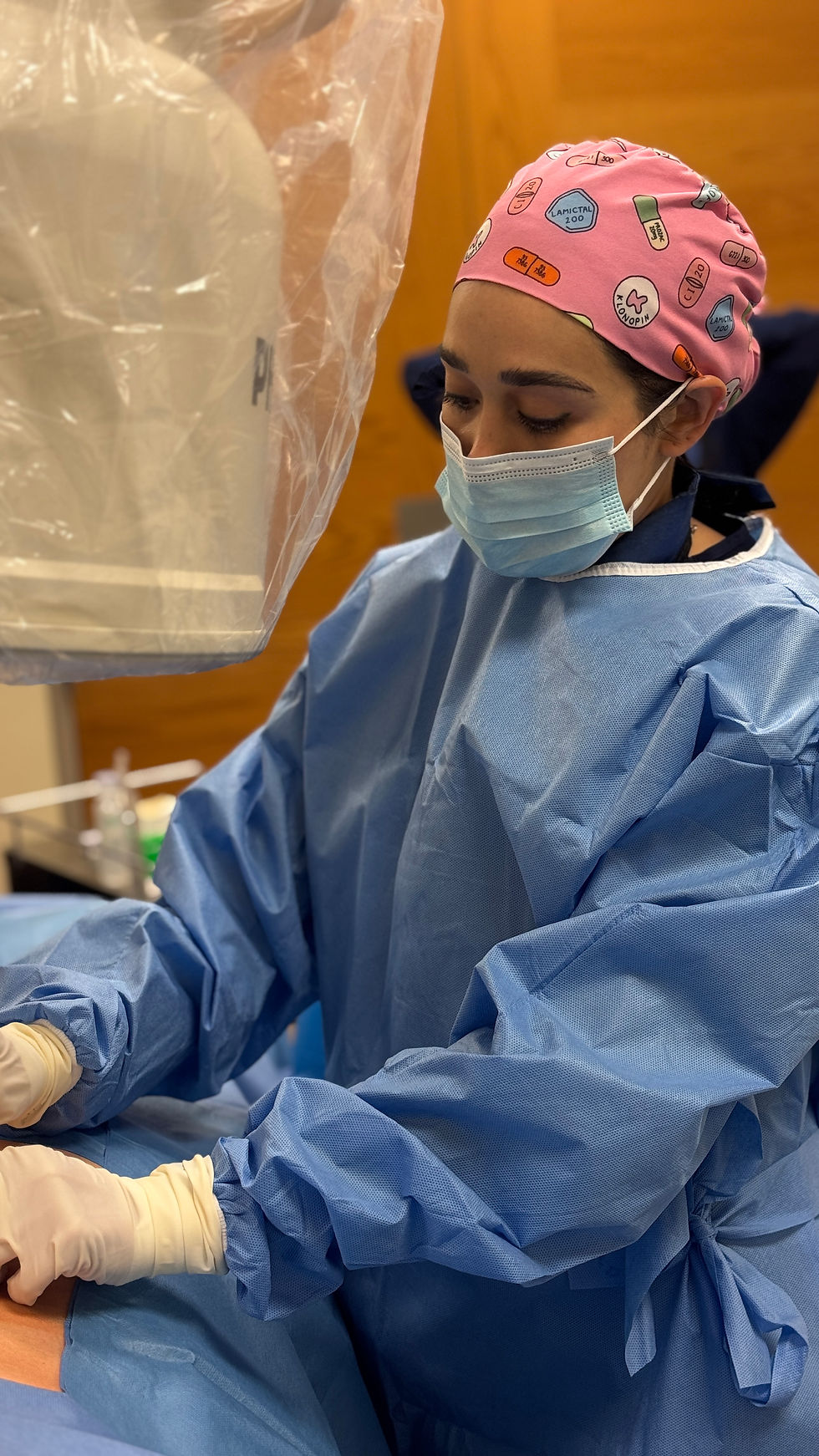 Dra. Jocelyn Reyes A realizando un procedimiento