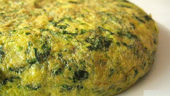 Tortilla con espinacas frescas