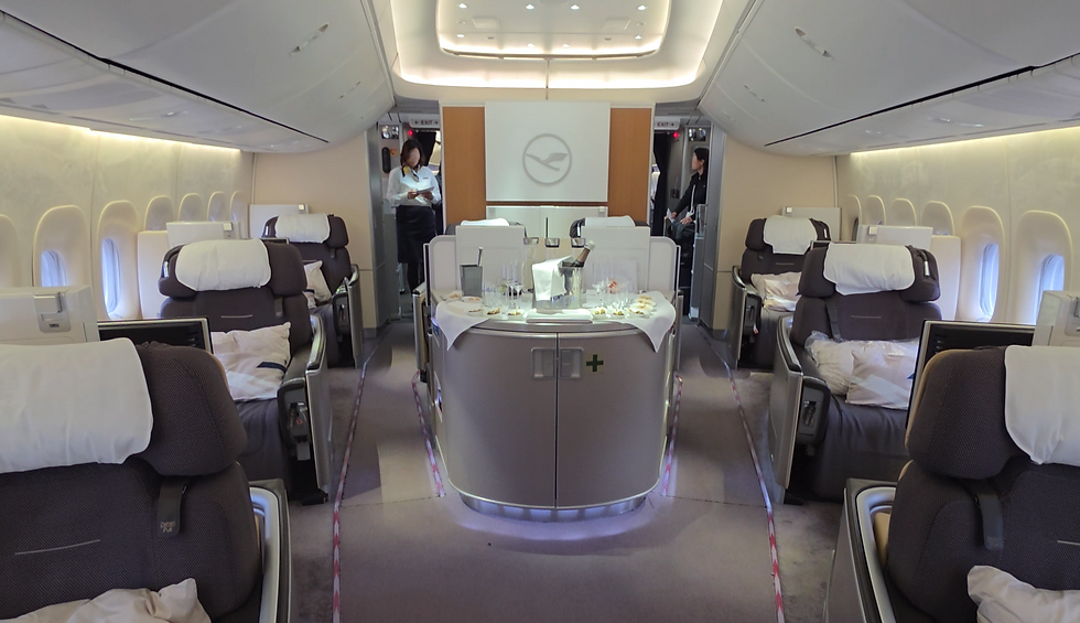 Reminiszenz an goldene Zeiten: Die Anrichte in der Lufthansa B747-8 First Class vor dem Start