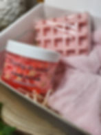 box bien etre, theme gourmandise rose avec un savon, une chantilly et fleur de douche