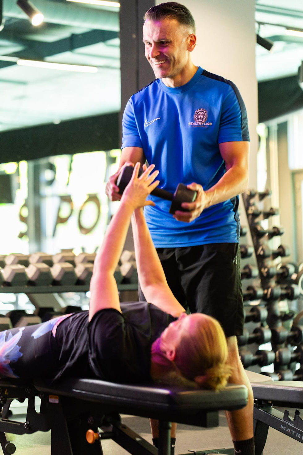 Personal trainer Joep van den Berg helpt klant met training bij Healthy Lion Eindhoven