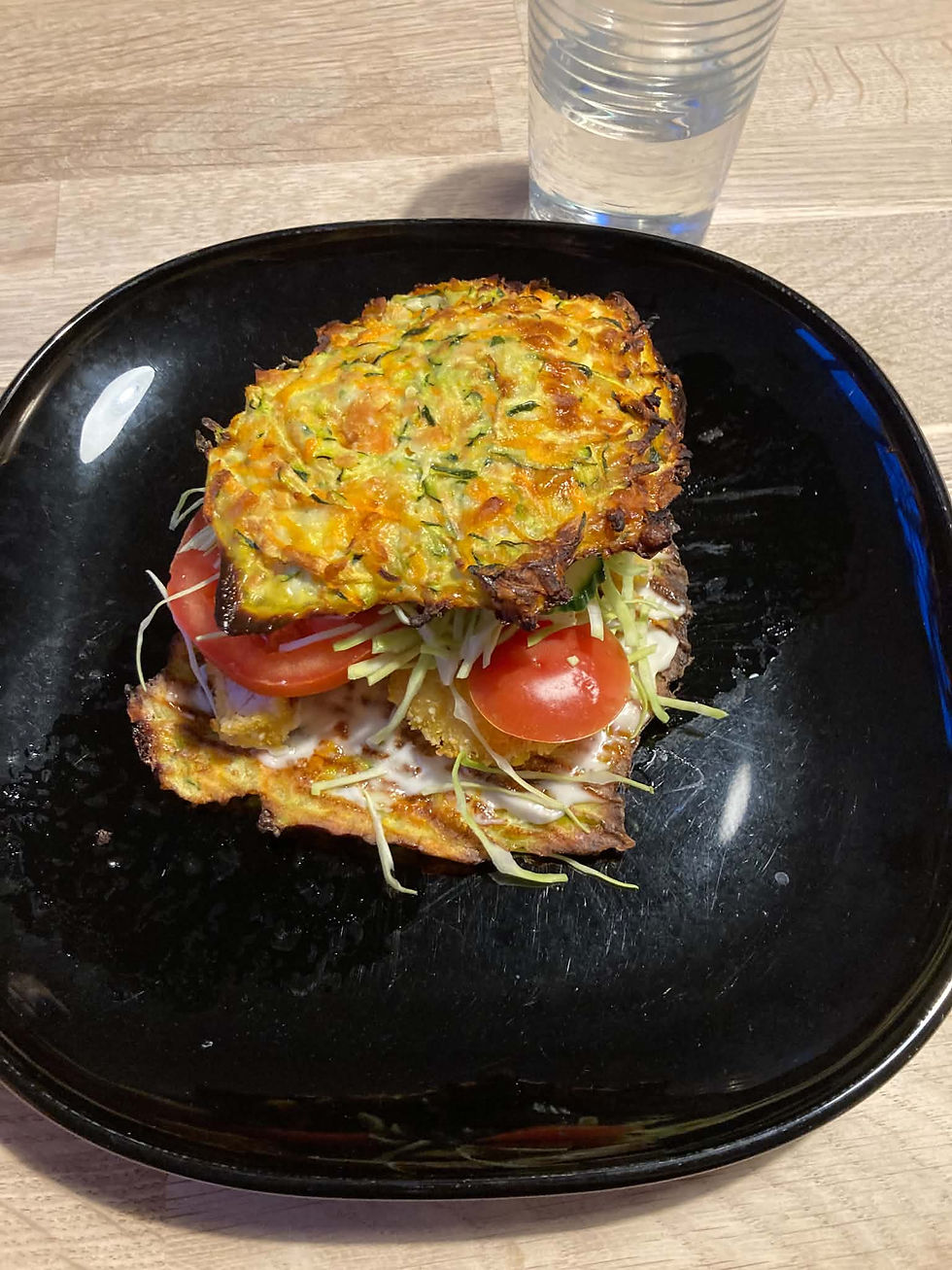 Kyllingeburger med grøntsagsbrød
