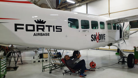 Beschriftung von einem Flugzeug für die Skydive am Flugplatz in Belp