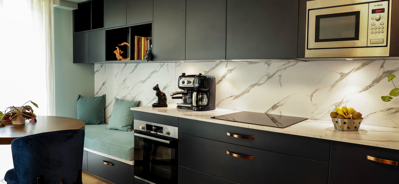 cuisine decoration marbre agencement sur mesure velours bleu architecte