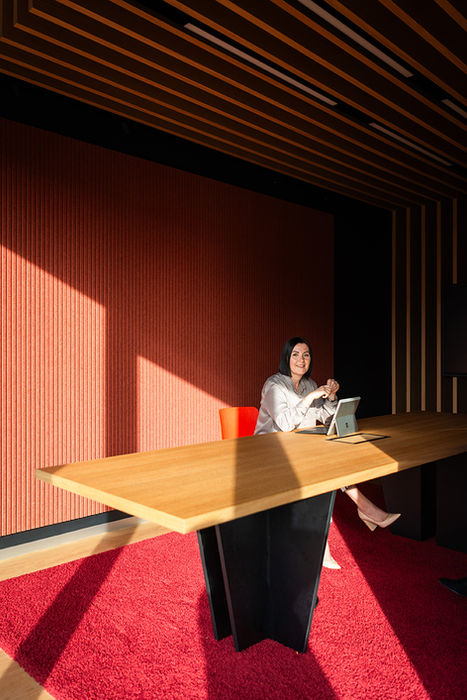 Professionelle Markenfotografie im Bürosetting