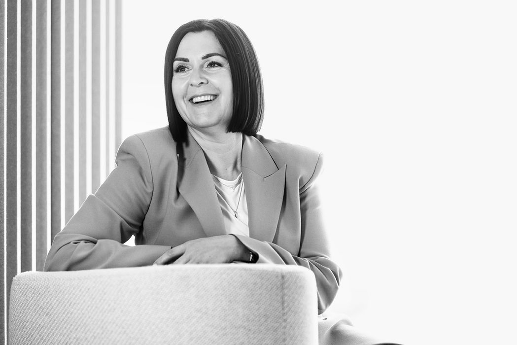 Business-Porträt von Carina Zehnder bei der Arbeit