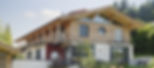 Haus, auf dem Holzfenster zusehen sind, welche von der Martin Angerer GmbH gebaut wurden. Haus im Landhausstil