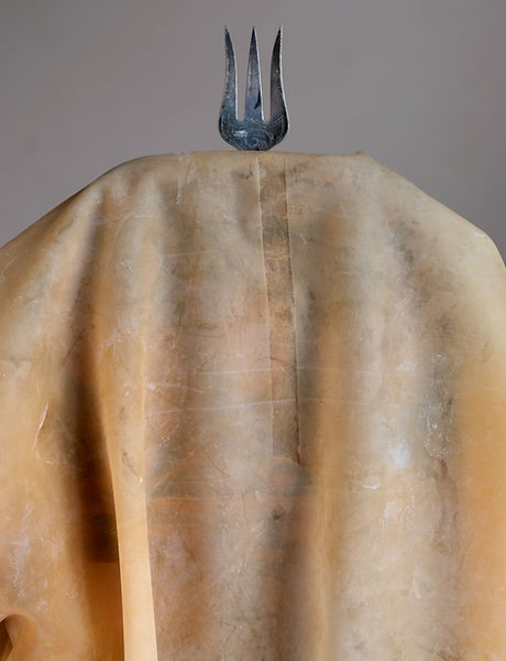 Moyu _ Yang _ QUIVER IN THE DARK _edited.jpg