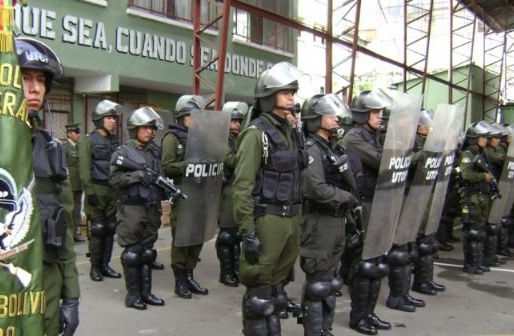 Esposas de Policías amenazan al Gobierno