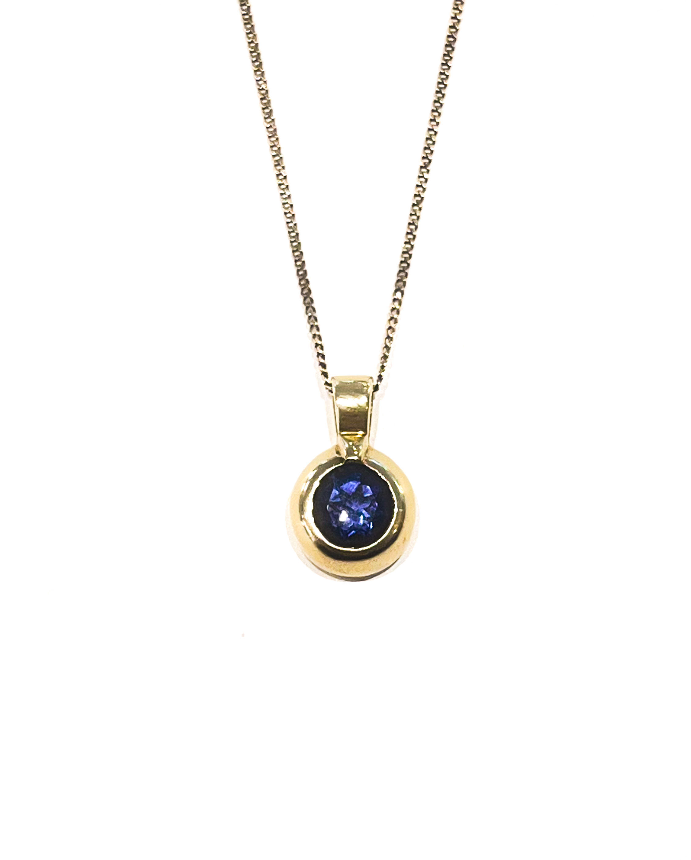 9 Carat Yellow Gold Iolite Pendant 