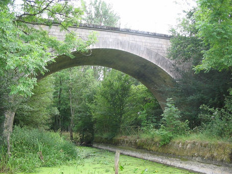 Ménil la Tour : le pont du chemin de fer ;