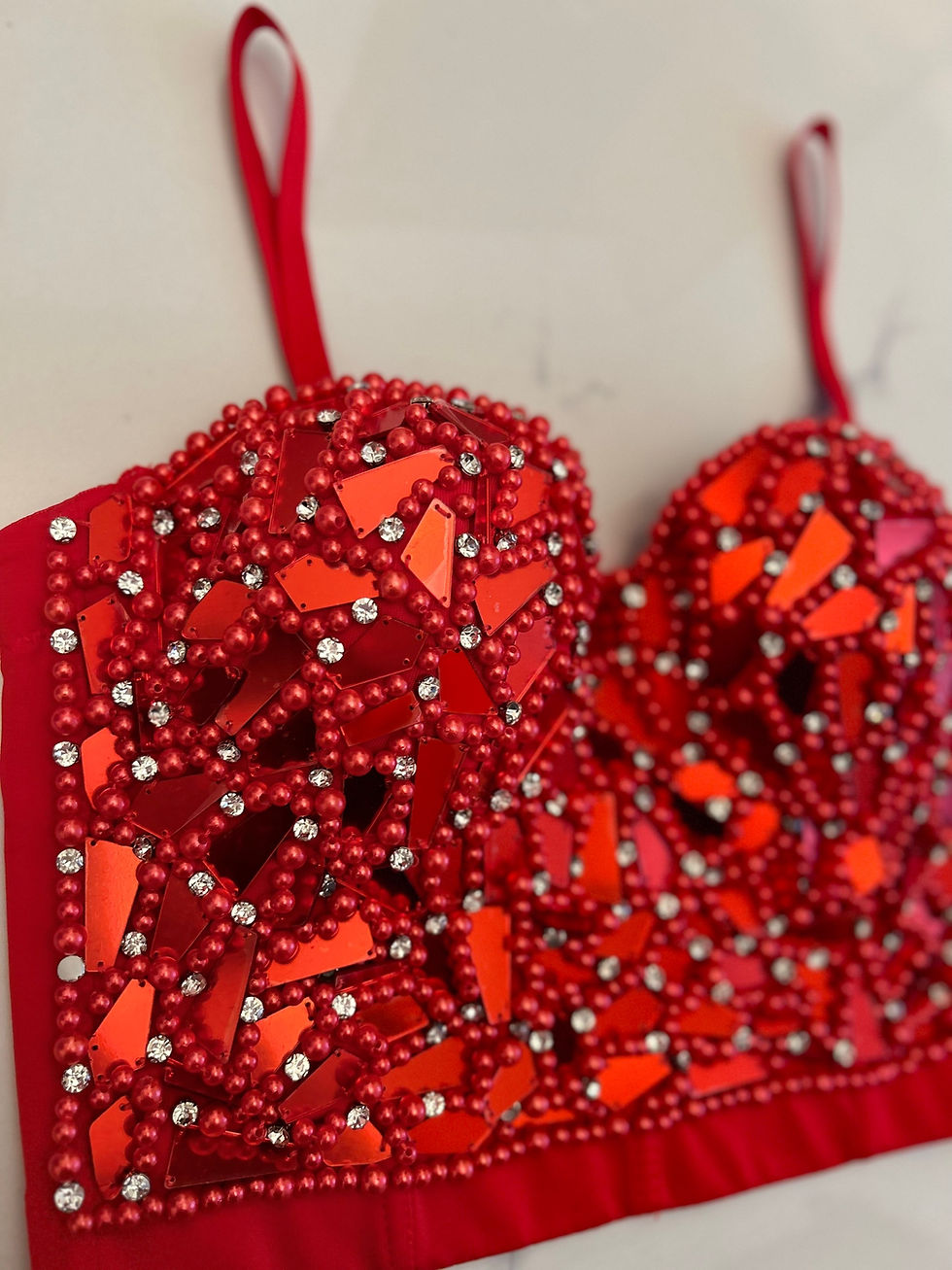 Miniatura: Bustier rojo de cristales rotos