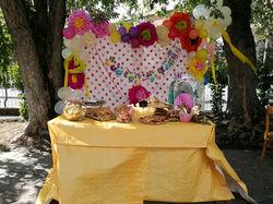 Tavolo allestito con buffet