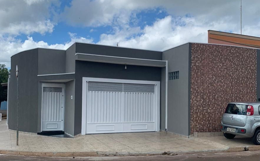 CASA À VENDA COM GARAGEM PARA 2 CARROS