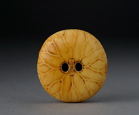 根付(netsuke) 人物　円形　江戸時代 根付(netsuke) 人物 円形 江戸時代 - メルカリ