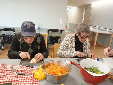 Abwechslung und Beschäftigung im Alltag integriert 