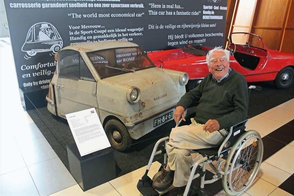 Arnold van der Goot junto a su creación, el Shelter de 1958